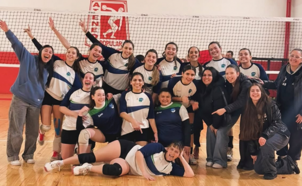 Primera victoria del vóley y el fútbol va por la clasificación