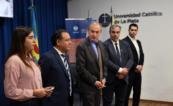 Experiencia diplomática y profesional en un curso para estudiantes de Ciencia Política