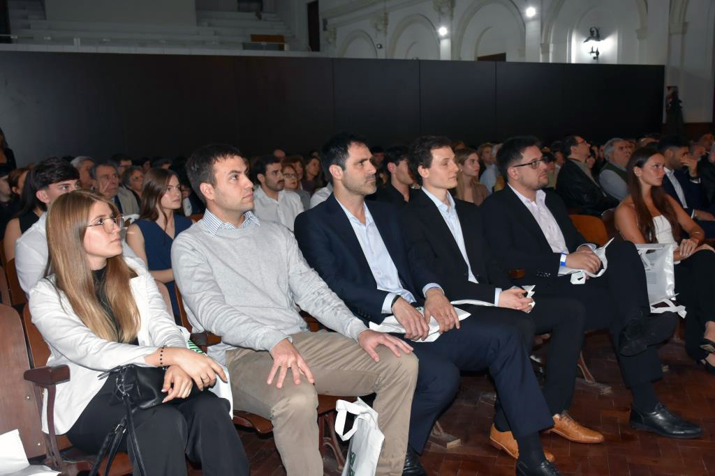 La facultad de Ciencias Económicas y Sociales celebró a sus nuevos graduados