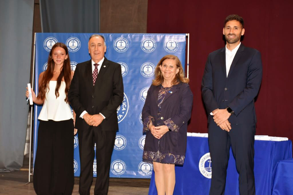 La facultad de Ciencias Económicas y Sociales celebró a sus nuevos graduados (4)