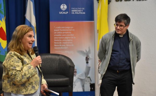 Expectativa, fe y oración por la salud del Papa León XIV en un emotivo conversatorio en la UCALP