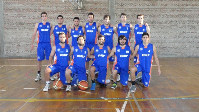 Presentaciones antes del receso del equipo de básquet de la UCALP