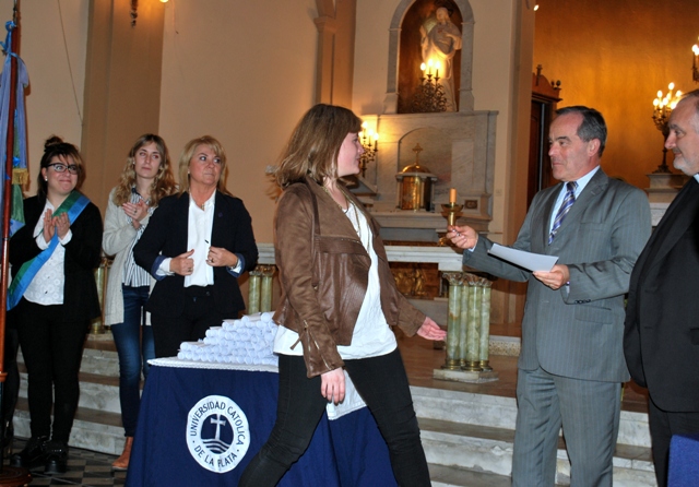 Nuevos egresados de la Facultad de Humanidades reciben su diploma