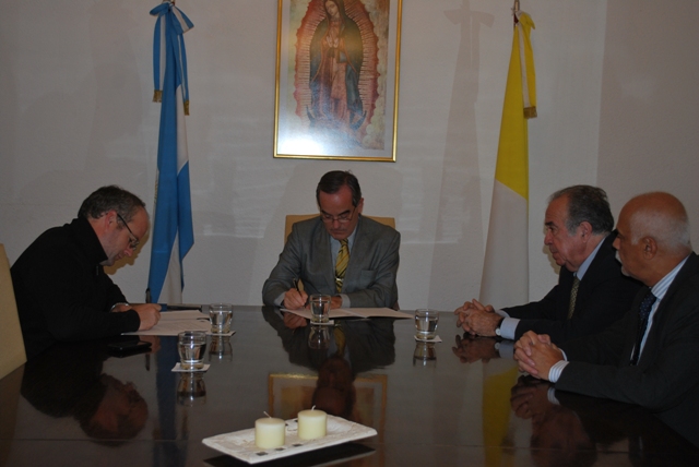 Convenio de colaboración entre la  UCALP y Cáritas La Plata